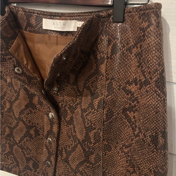 ASTR Tan and Brown Snake Print Skirt in size small - Picture 7 of 13
